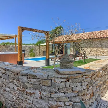 Cozy Pietra With Private Pool And Whirpool 别墅