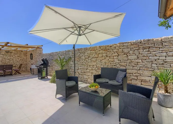 Cozy Pietra With Private Pool And Whirpool Šišan
