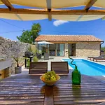 Villa Cozy Pietra With Private Pool And Whirpool Sisan