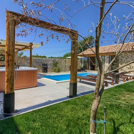 Cozy Pietra With Private Pool And Whirpool Villa Sisan