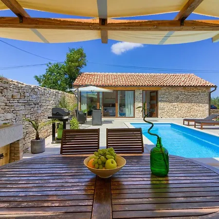 Villa Cozy Pietra With Private Pool And Whirpool Sisan