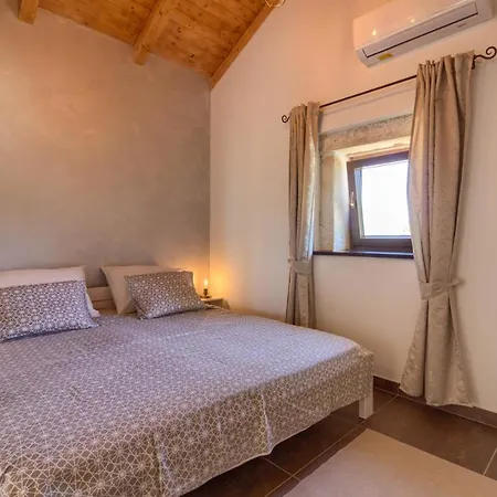 Cozy Pietra With Private Pool And Whirpool Šišan