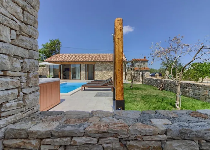 Villa Cozy Pietra With Private Pool And Whirpool Sisan